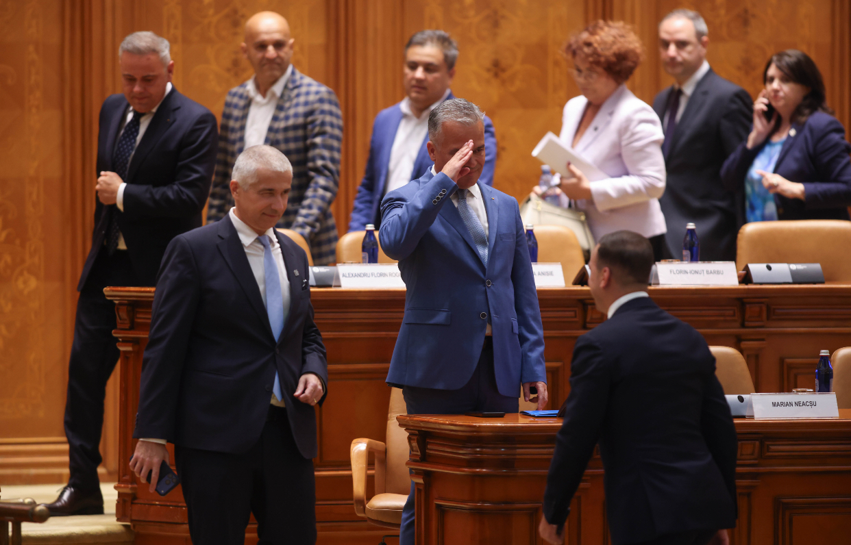 Lista neagră a „rebelilor” din PNL. Val de excluderi după ruptura provocată de susținerea lui Veștea