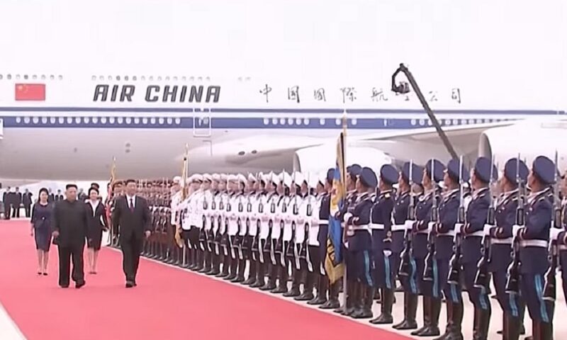 Xi Jinping a ajuns în Coreea de Nord. Imagini spectaculoase de la primirea organizată de Kim Jong Un