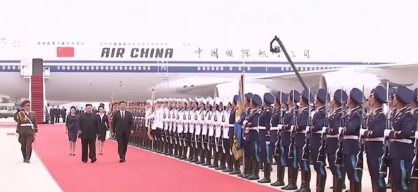 Xi Jinping a ajuns în Coreea de Nord. Imagini spectaculoase de la primirea organizată de Kim Jong Un