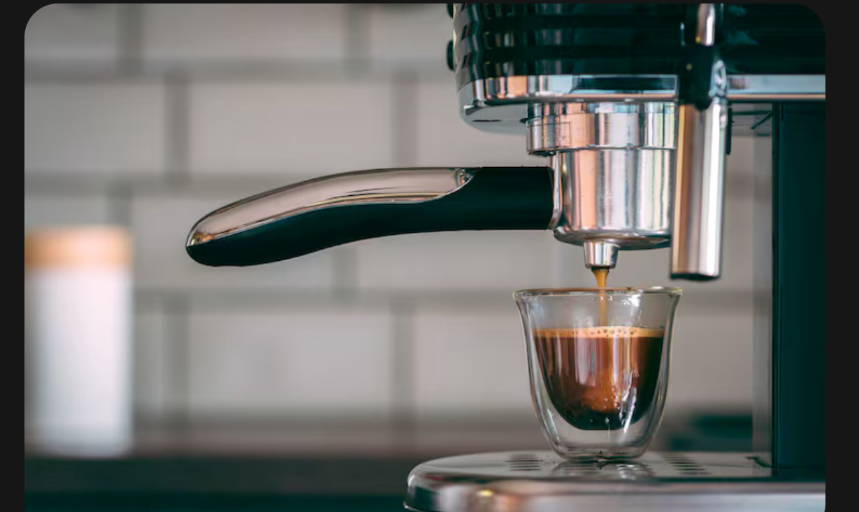 Cum îți dai seama că aparatul de cafea trebuie curățat de depunerile de calcar