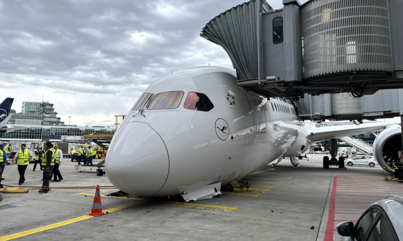 Incident aviatic grav la Frankfurt. Trenul de aterizare al unui avion Boeing 787 Lufthansa s-a prăbușit la poartă