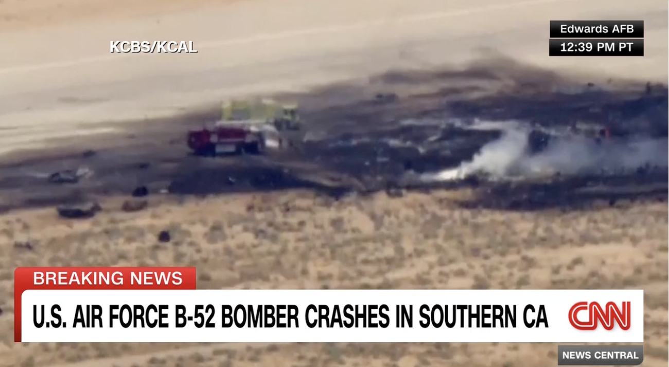 Tragedie aviatică în California. Opt persoane au murit în urma prăbușirii unui bombardier B-52 la baza aeriană Edwards