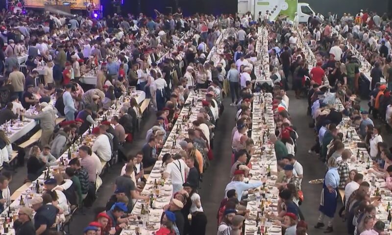 81 de euro pentru mâncare și vin la discreție: Banchetele care agită Franța