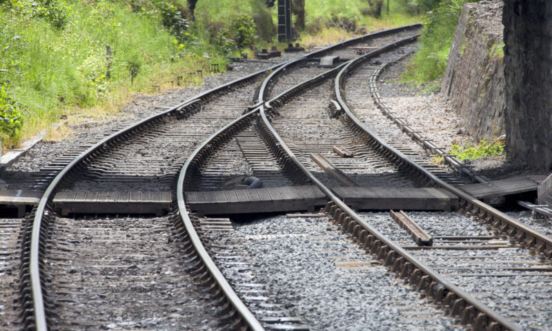 Trei copii au pus o placă de beton pe calea ferată, la Petroșani. Un tren de marfă a lovit obstacolul
