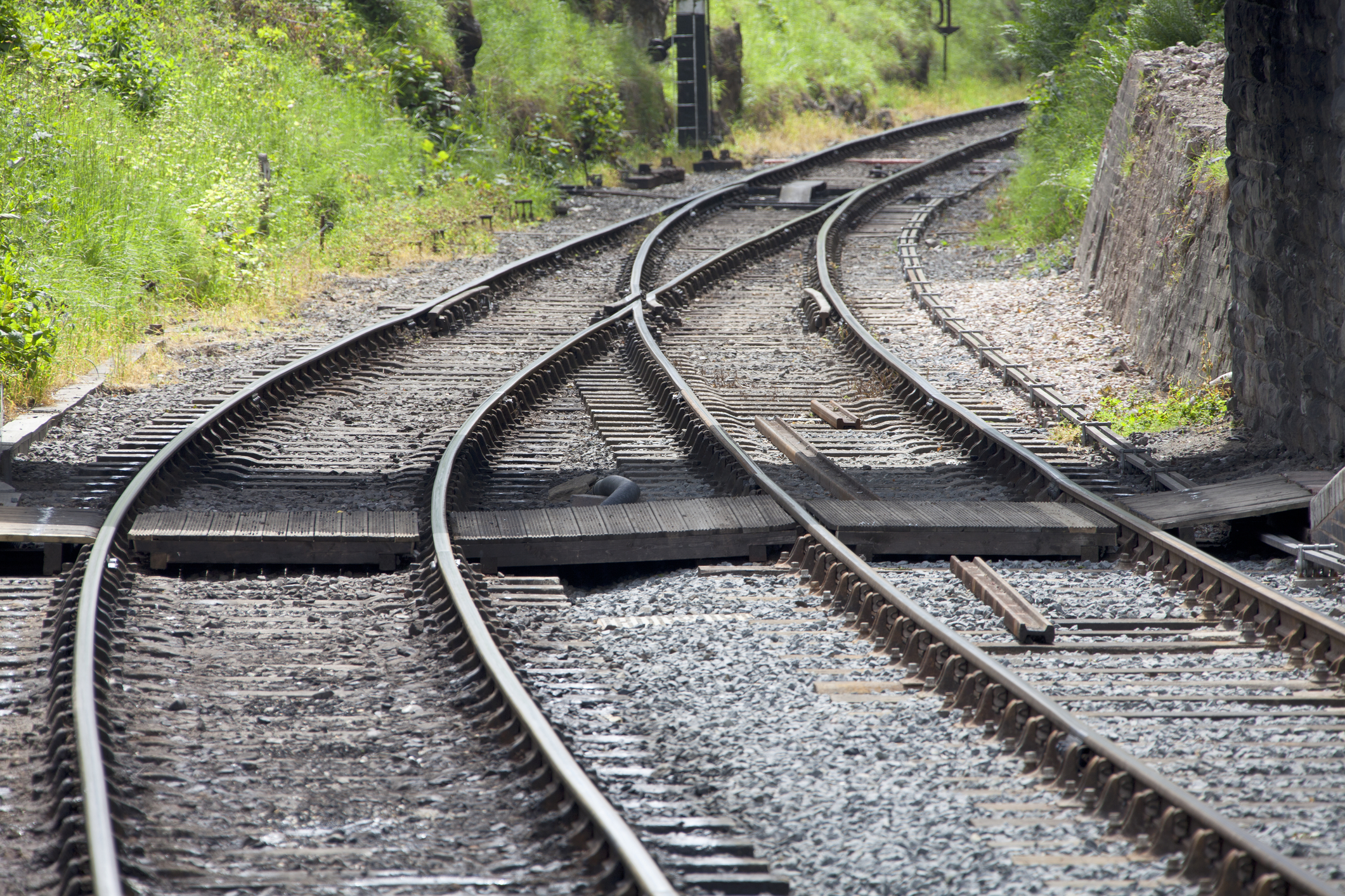 Trei copii au pus o placă de beton pe calea ferată, la Petroșani. Un tren de marfă a lovit obstacolul
