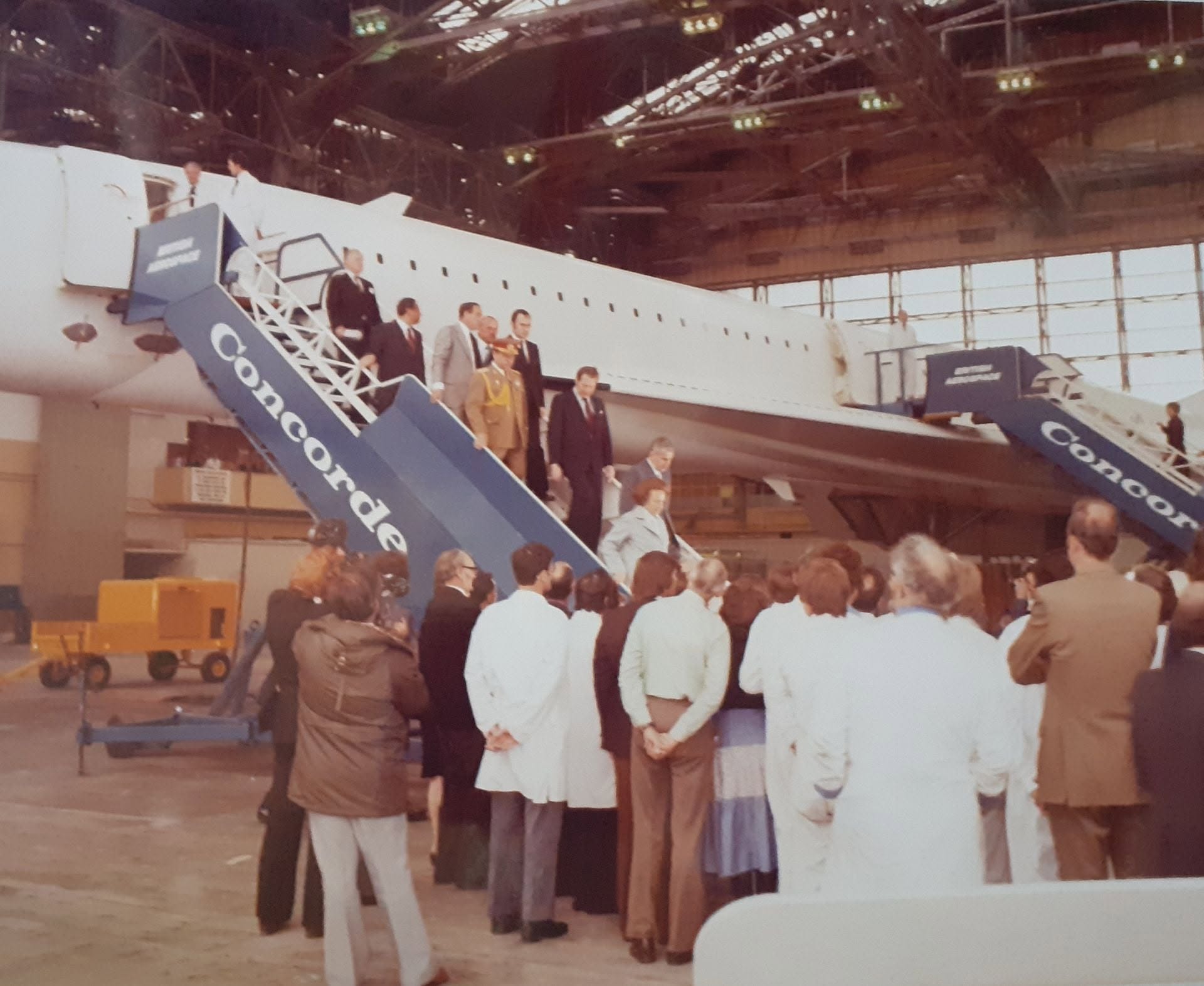 Nicolae Ceaușescu vizitează avionul Concorde