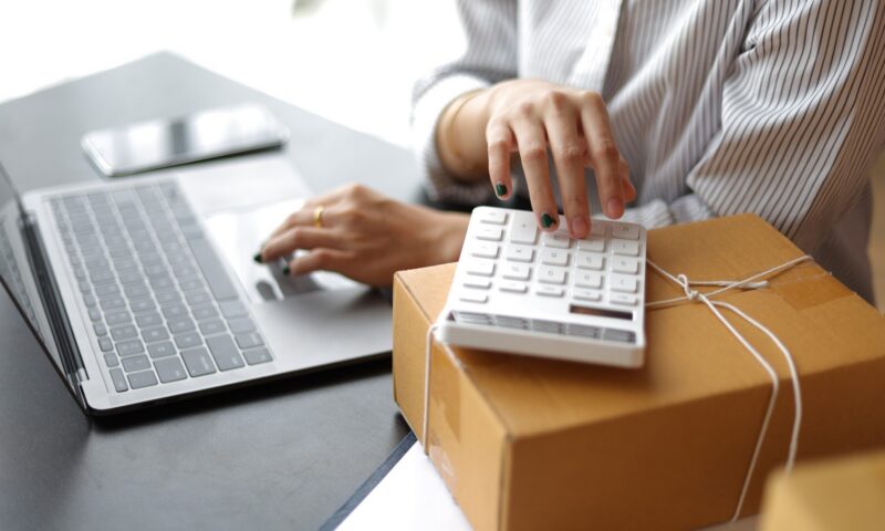 Costul livrării, motivul principal pentru care românii abandonează coșul de cumpărături online