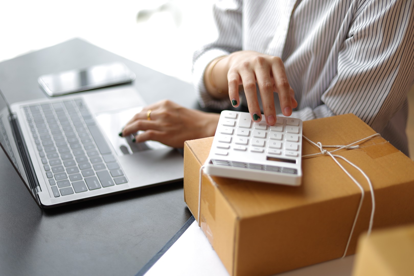 Costul livrării, motivul principal pentru care românii abandonează coșul de cumpărături online