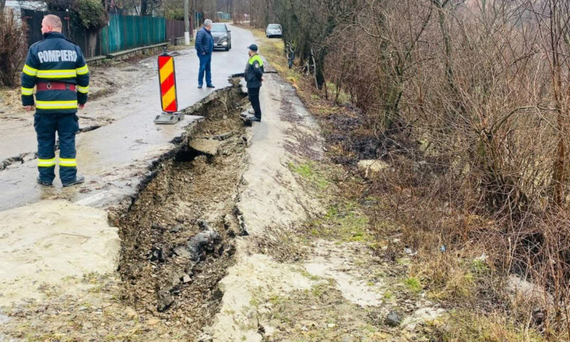 Vremea severă a provocat pagube în 39 de localități. Zeci de locuințe inundate și drumuri blocate
