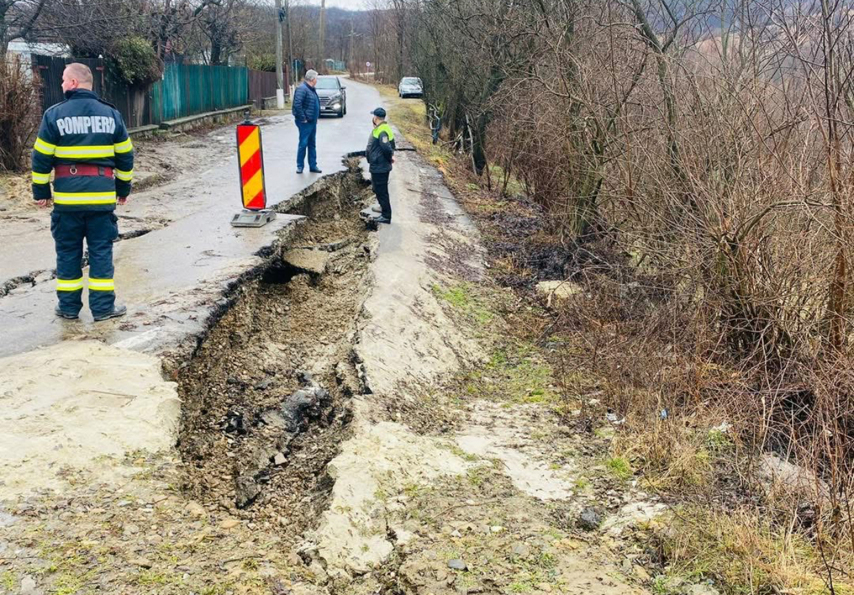 Vremea severă a provocat pagube în 39 de localități. Zeci de locuințe inundate și drumuri blocate