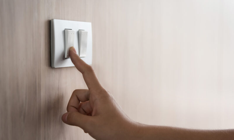 Românii au consumat cu peste 10% mai puțină energie electrică în 2026. Datele INS arată o scădere semnificativă în gospodării