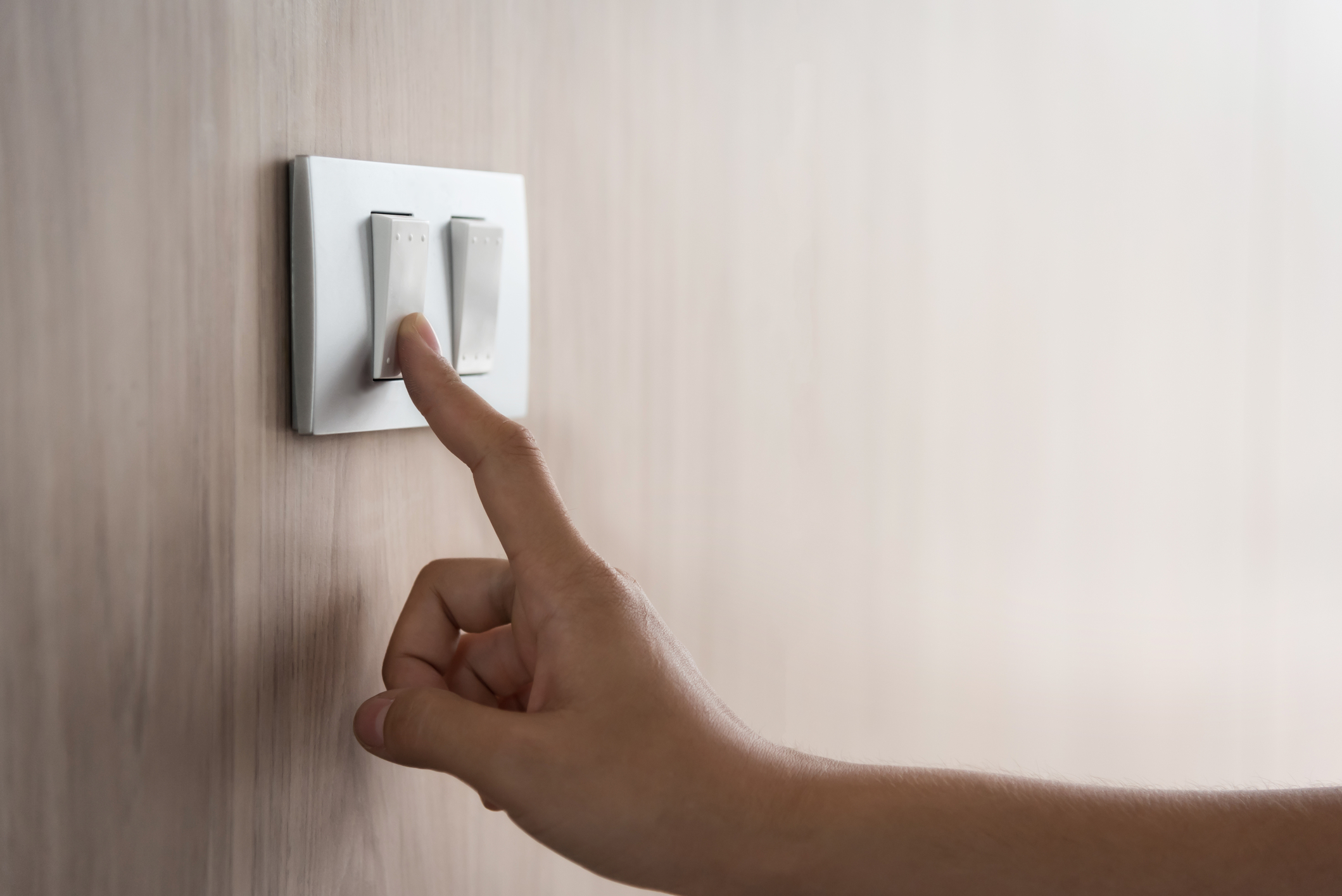 Românii au consumat cu peste 10% mai puțină energie electrică în 2026. Datele INS arată o scădere semnificativă în gospodării