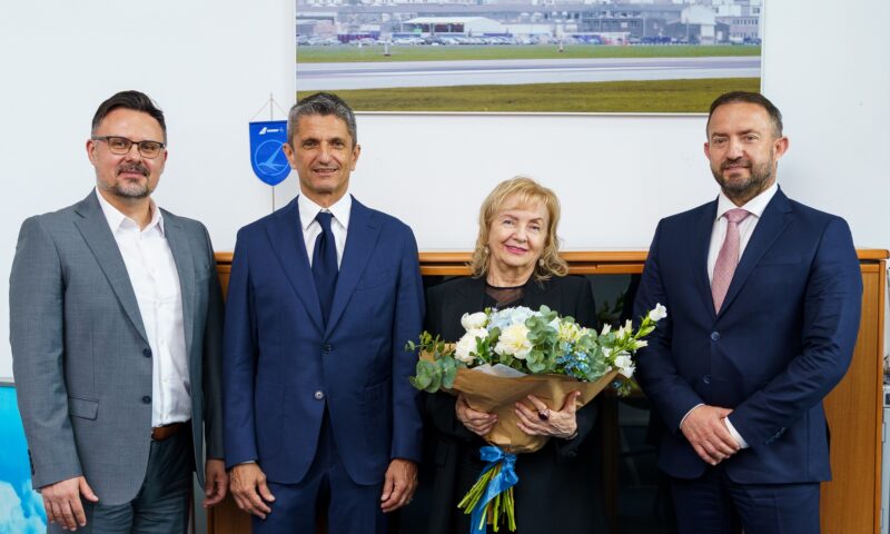 O aeronavă TAROM va purta numele lui Mircea Lucescu. Documentul, semnat de Elena și Răzvan Lucescu