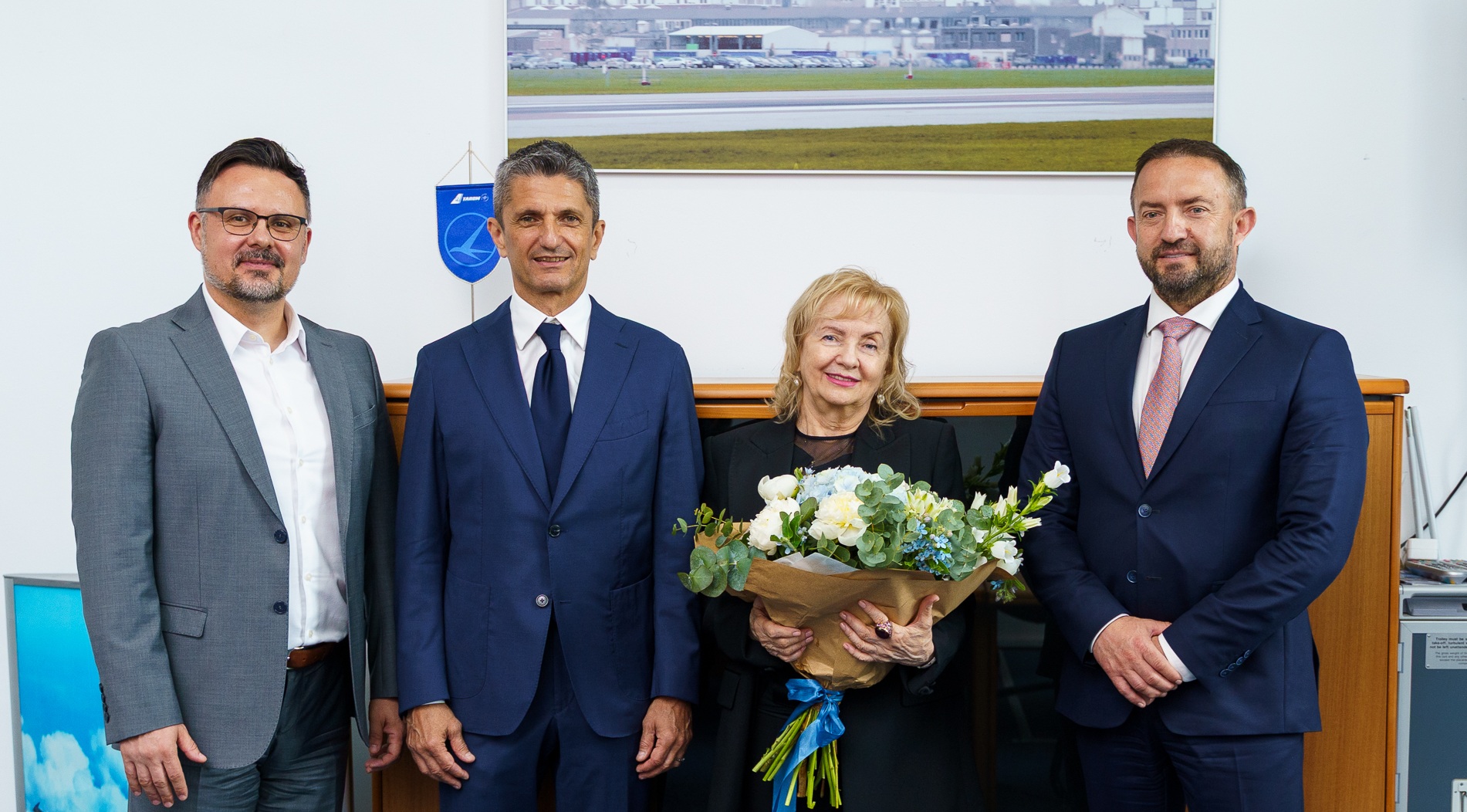 O aeronavă TAROM va purta numele lui Mircea Lucescu. Documentul, semnat de Elena și Răzvan Lucescu