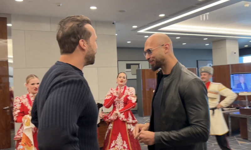 Andrew Tate și fratele său Tristan au ajuns la Moscova. Primiți cu pâine și sare pe aeroport