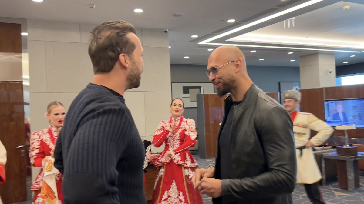 Andrew Tate și fratele său Tristan au ajuns la Moscova. Primiți cu pâine și sare pe aeroport