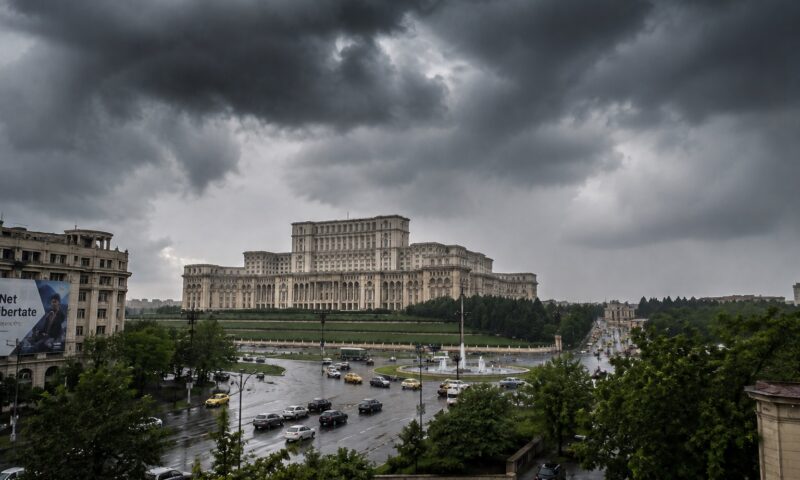 ANM avertizează asupra unei noi runde de furtuni. Bucureștiul și 16 județe sunt sub Cod galben