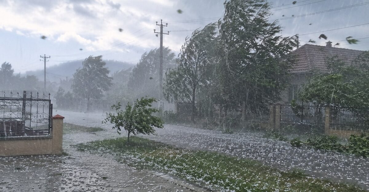 Furtuni în sudul și sud-vestul României. Meteorologii ANM anunță ploi torențiale, vijelii și grindină