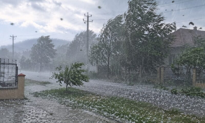 Furtuni în sudul și sud-vestul României. Meteorologii ANM anunță ploi torențiale, vijelii și grindină
