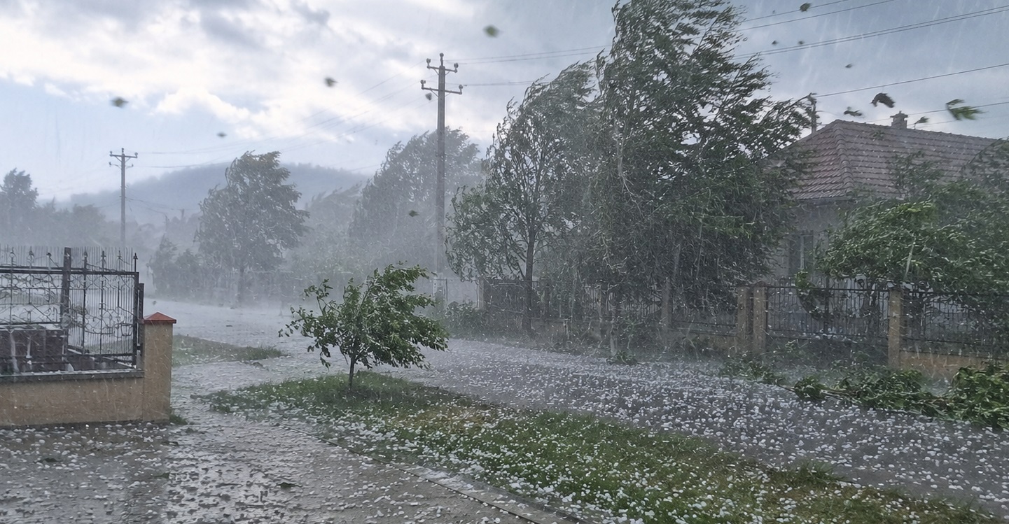 Furtuni în sudul și sud-vestul României. Meteorologii ANM anunță ploi torențiale, vijelii și grindină