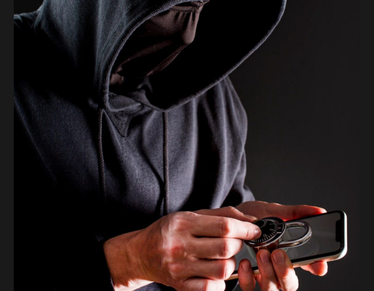 Gestul banal care te lasă fără bani în cont. Hackerii atacă în zonele aglomerate