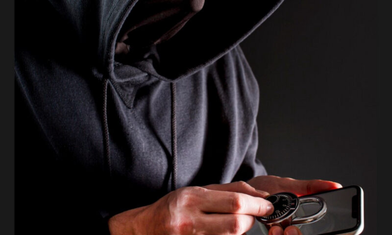 Gestul banal care te lasă fără bani în cont. Hackerii atacă în zonele aglomerate