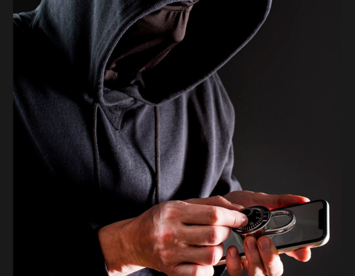 Gestul banal care te lasă fără bani în cont. Hackerii atacă în zonele aglomerate
