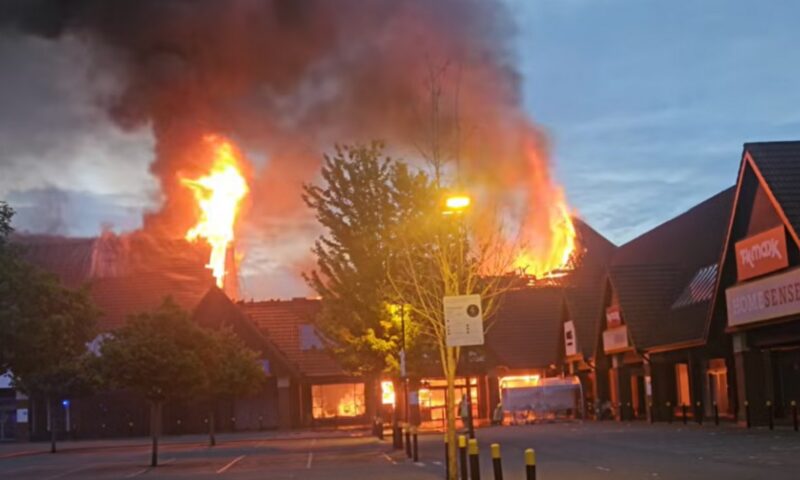 Incendiu puternic la un centru comercial din Leicestershire. Acoperișul unui magazin s-a prăbușit