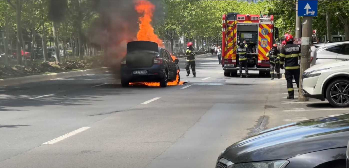 Momente de panică pe Bulevardul Camil Ressu. Un autoturism a ars după un accident