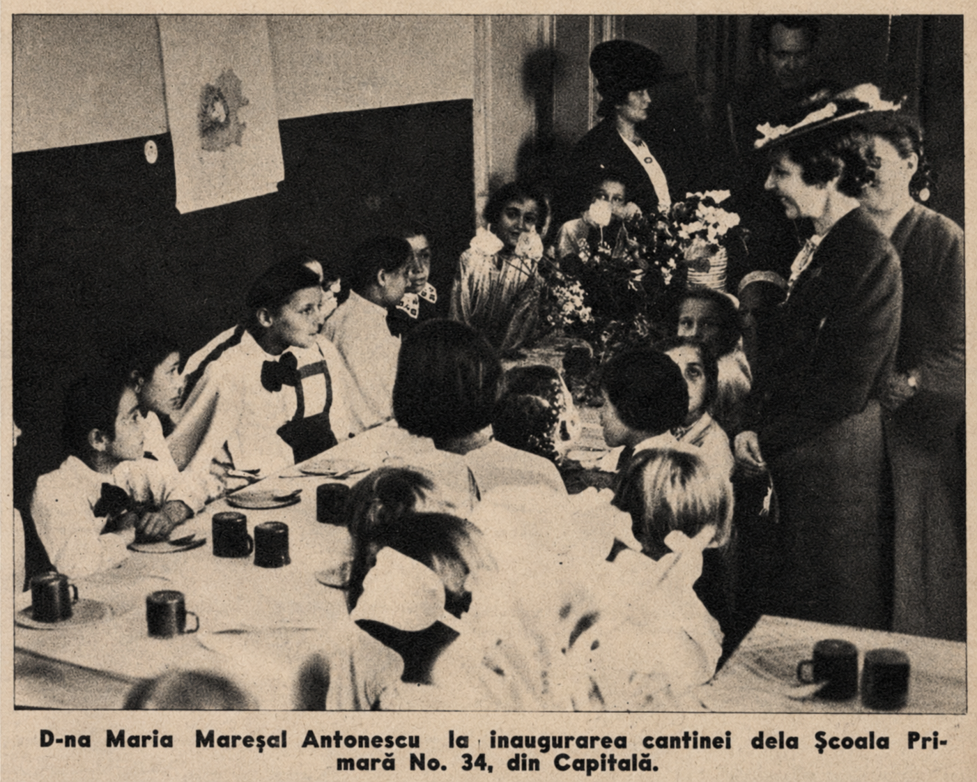 Maria Antonescu, vizitând răniți, 1941