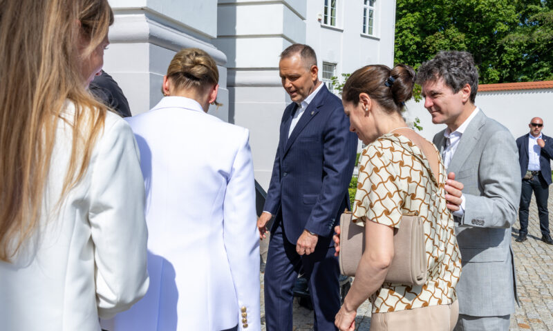 Nicușor Dan surprinde în Polonia cu un nou stil. Imagini alături de Mirabela Grădinaru