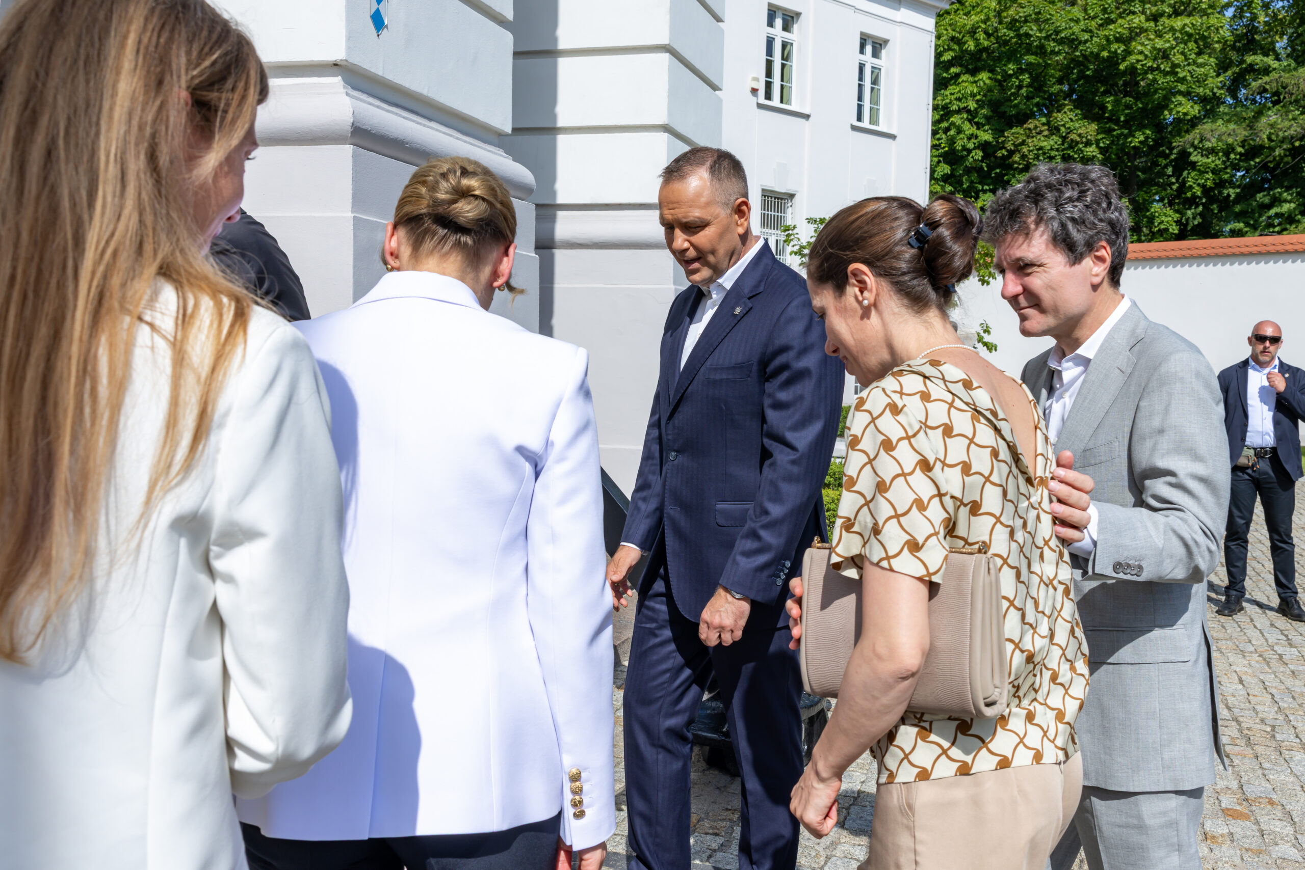 Nicușor Dan surprinde în Polonia cu un nou stil. Imagini alături de Mirabela Grădinaru