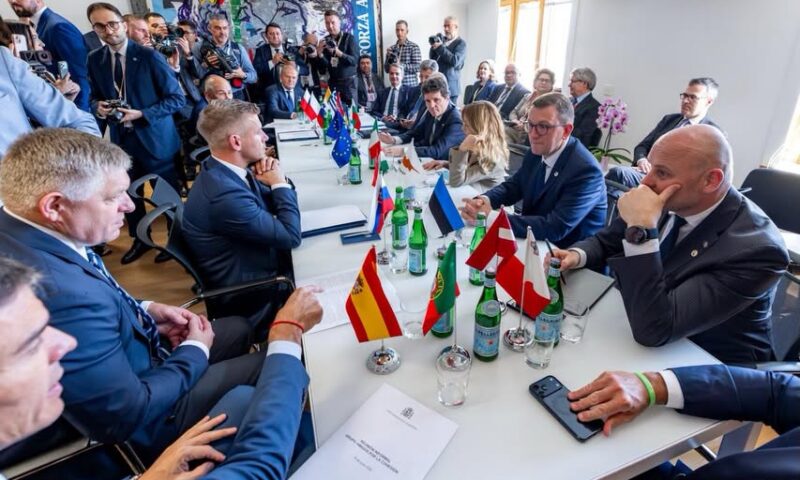 Nicușor Dan, timid și emoționat lângă Giorgia Meloni. Imagini de la întâlnirea celor doi