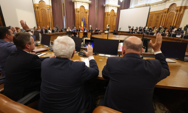 Audierea miniștrilor propuși de Veștea. Romeo Lungu (PSD) a primit aviz negativ, după ce parlamentarii AUR au boicotat votul. Live Text