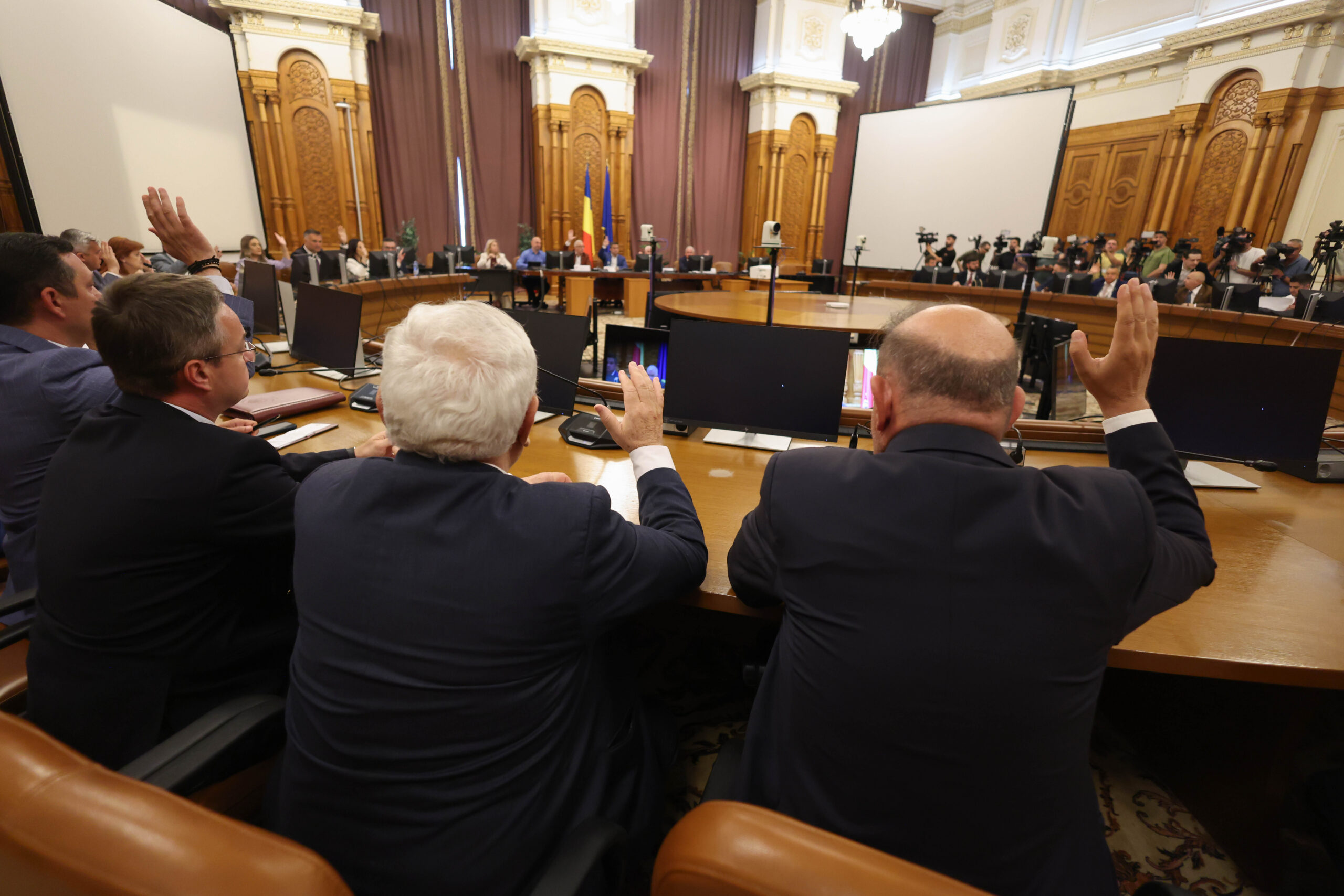 Audierea miniștrilor propuși de Veștea. Romeo Lungu (PSD) a primit aviz negativ, după ce parlamentarii AUR au boicotat votul. Live Text