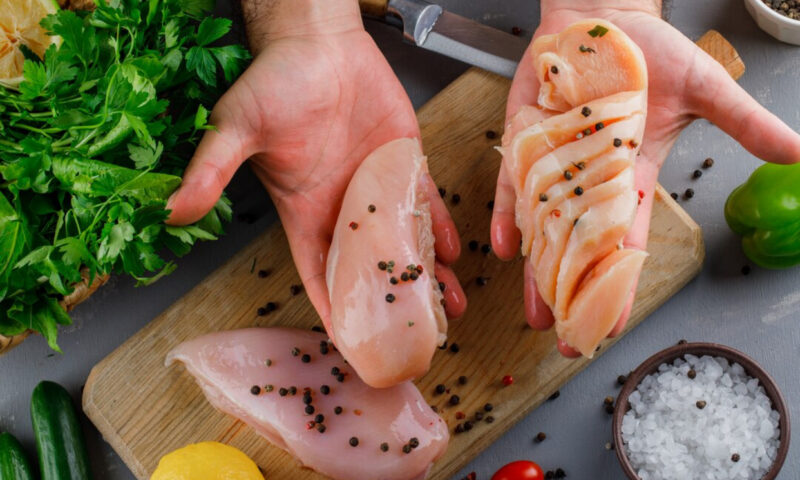 Se spală sau nu carnea înainte de gătire. Ce spun regulile de siguranță alimentară