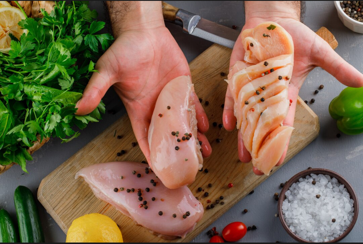 Se spală sau nu carnea înainte de gătire. Ce spun regulile de siguranță alimentară
