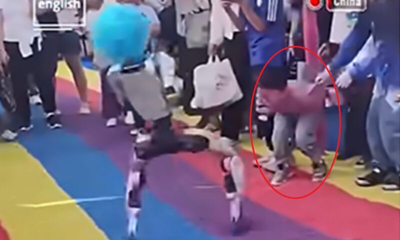 Moment șocant în China: un robot umanoid a lovit un copil în timpul unei demonstrații publice