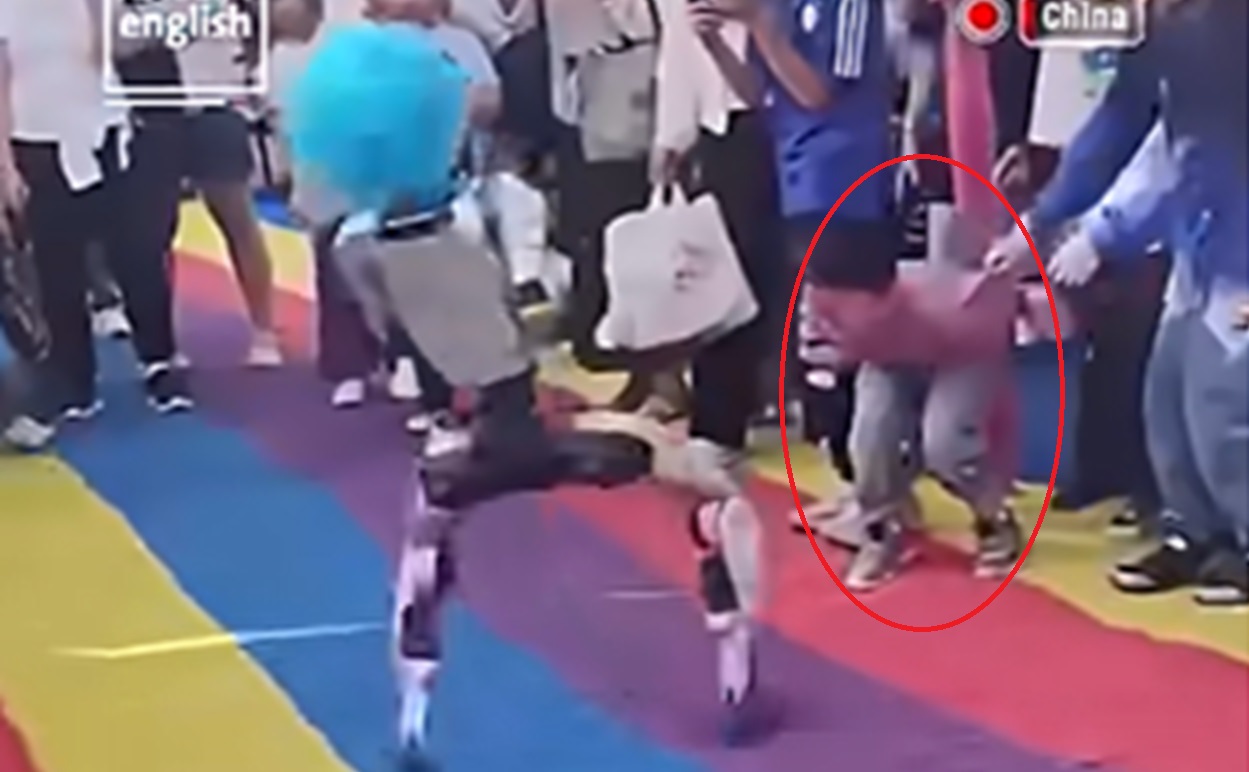 Moment șocant în China: un robot umanoid a lovit un copil în timpul unei demonstrații publice