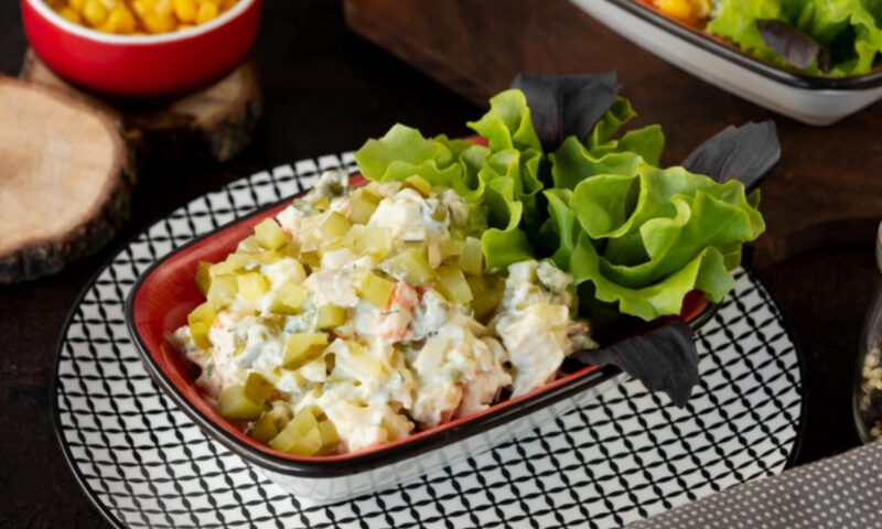 Salată caldă de cartofi noi. O poți savura alături de o salată de roșii românești