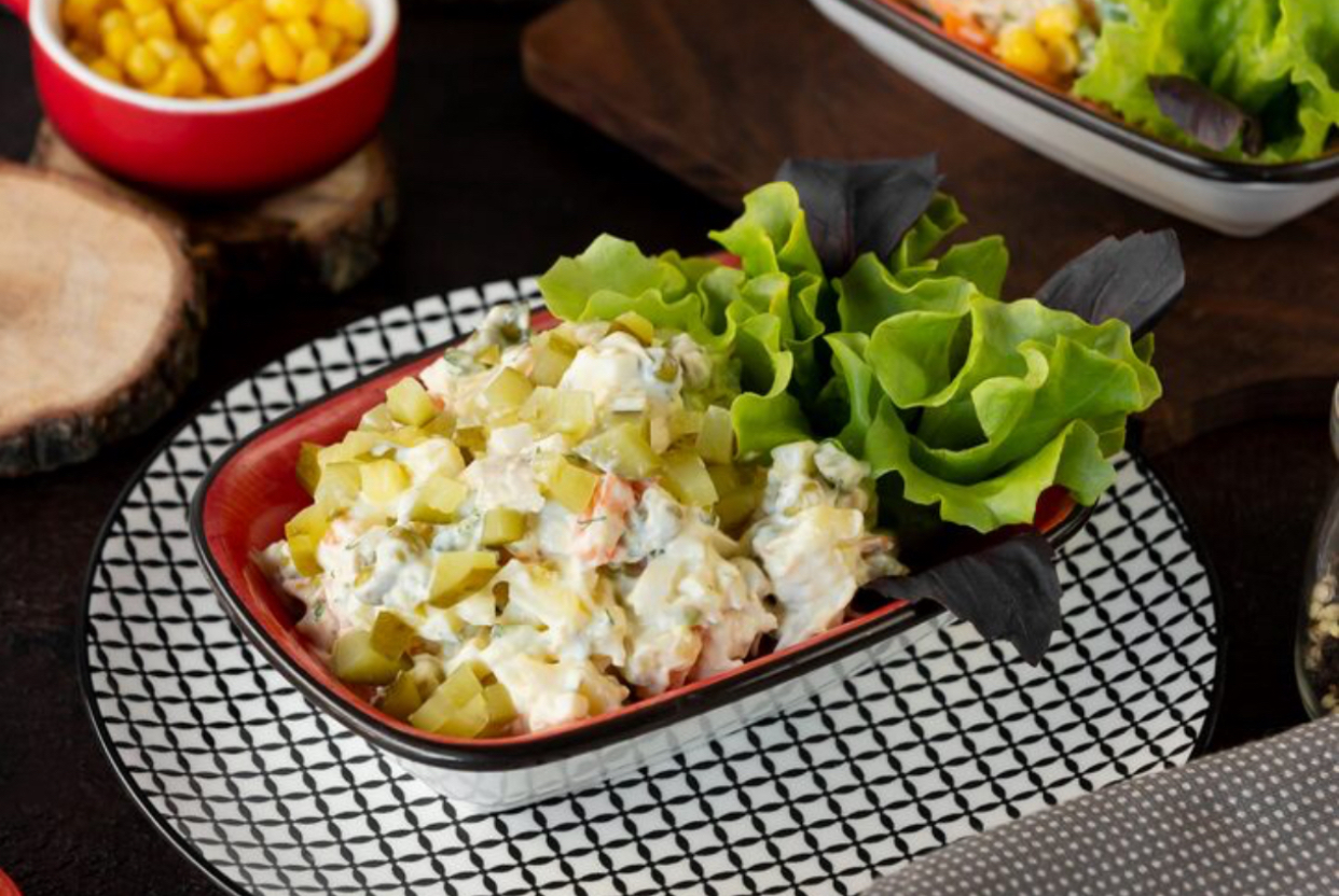 Salată caldă de cartofi noi. O poți savura alături de o salată de roșii românești