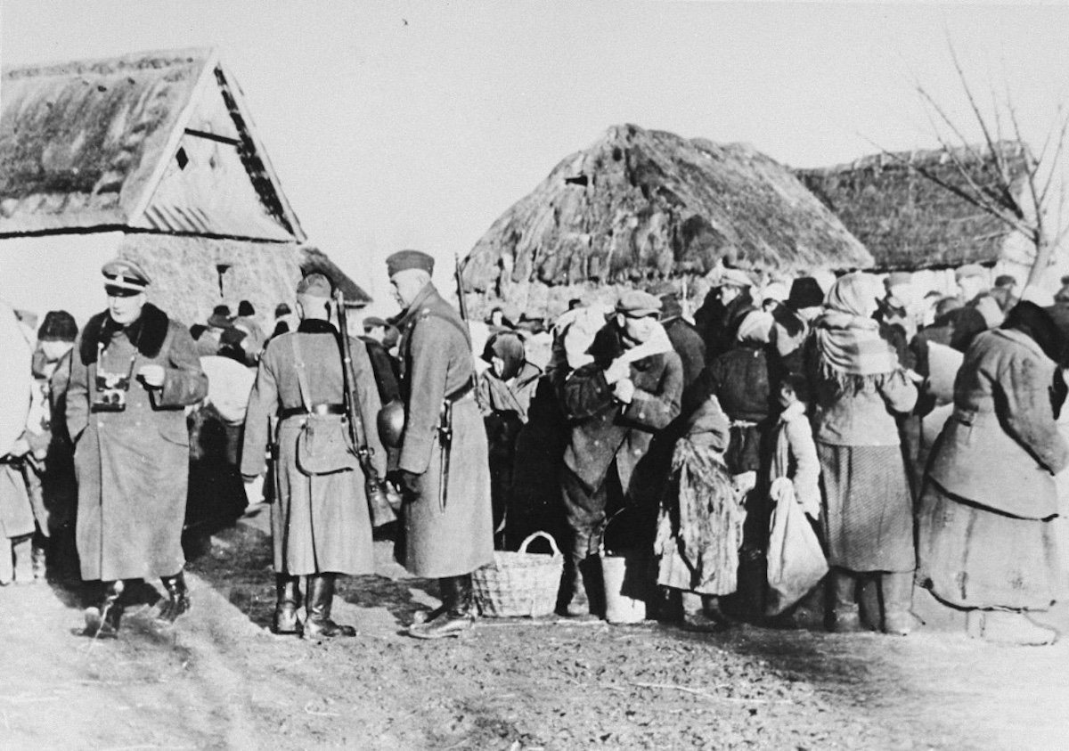Soldați nemți expulzând polonezi, 1942-1943