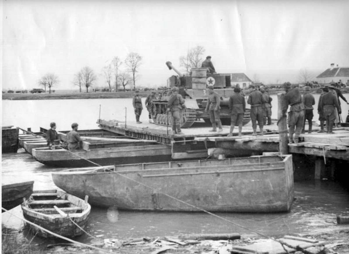 Soldați ruși ,alături de români, în Cehoslovacia, 1945.