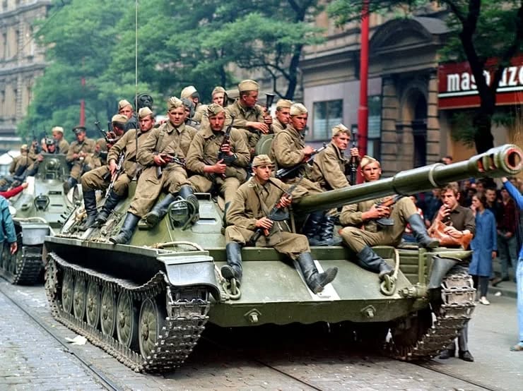 Soldați sovietici pe tanc