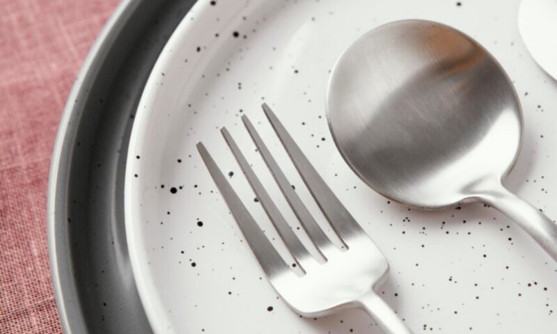 Cum cureți tacâmurile din inox și ce soluții poți folosi pentru a le reda strălucirea