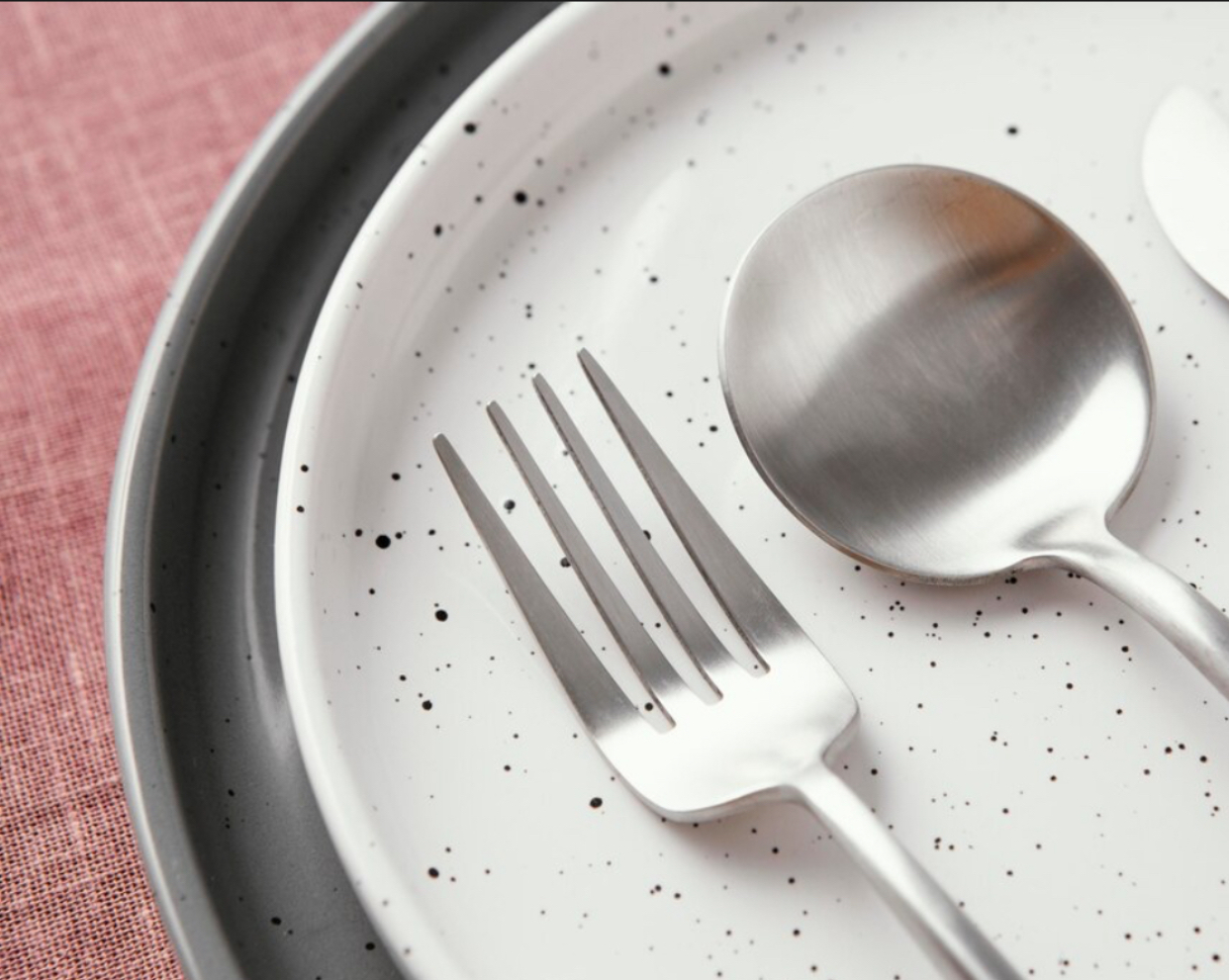 Cum cureți tacâmurile din inox și ce soluții poți folosi pentru a le reda strălucirea