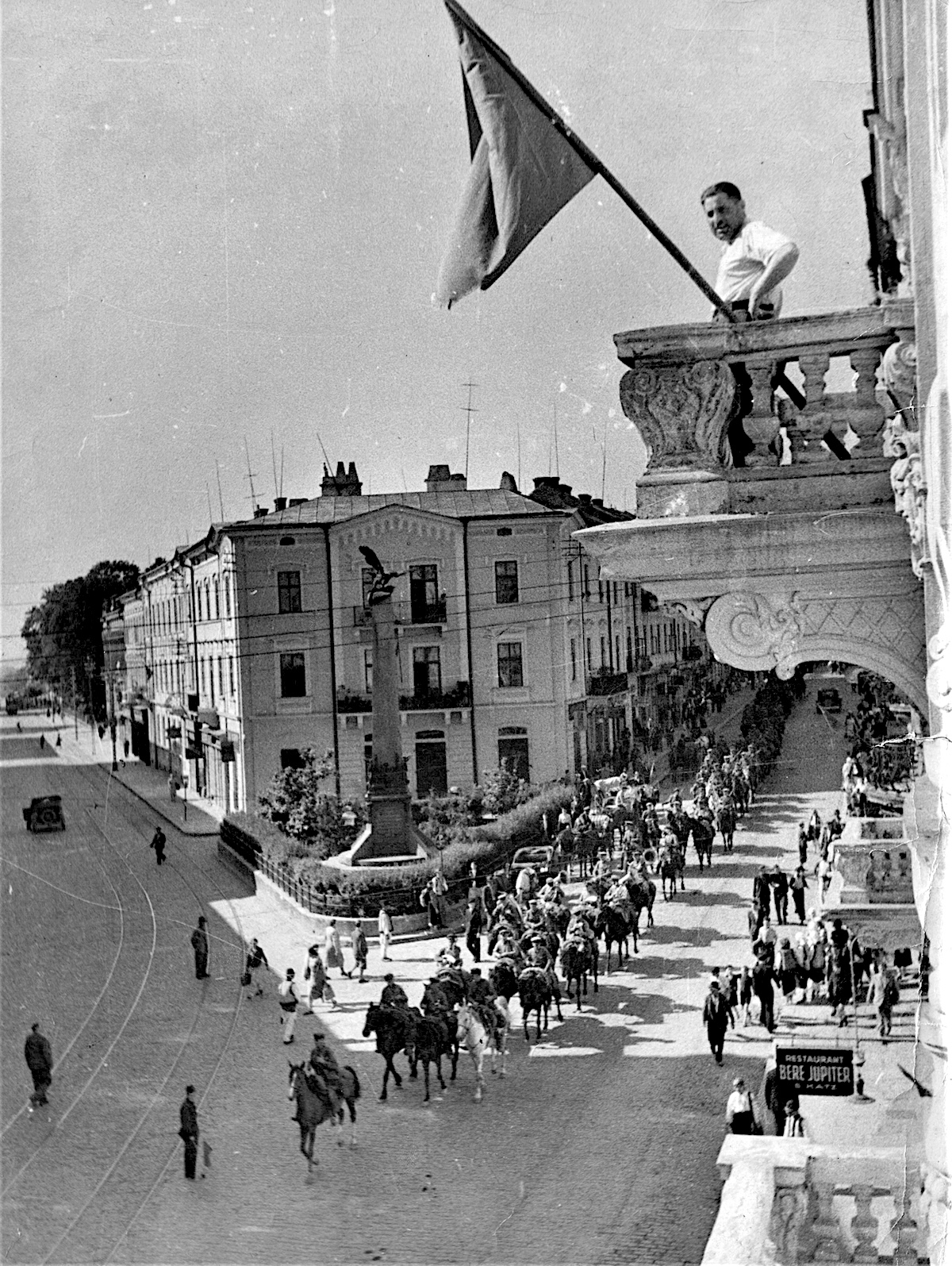 Trupele sovietice intrând în Cernăuți, 1940