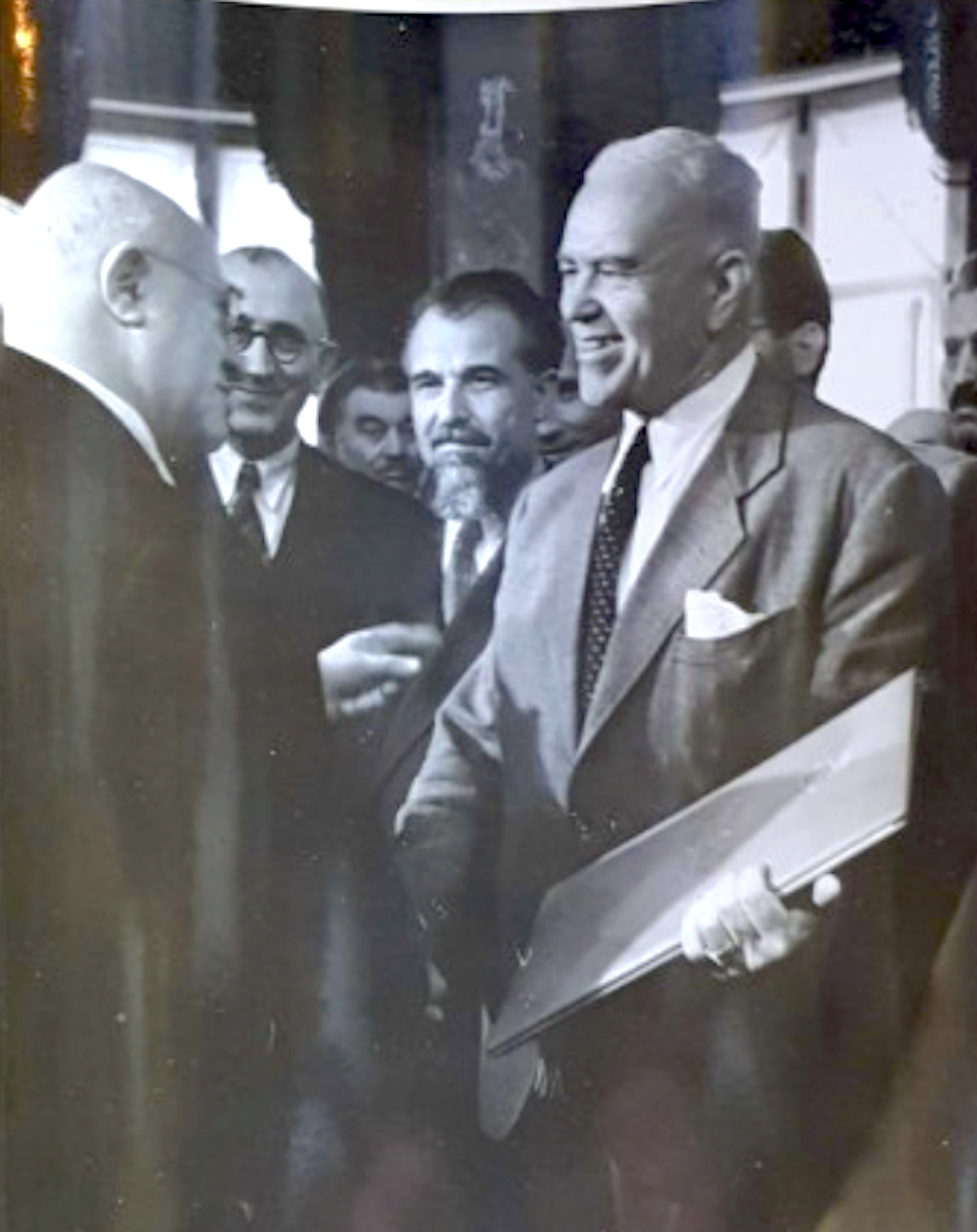 Ștefan Voitec în spatele lui Gh. Gheorghiu Dej, care primește o diplomă