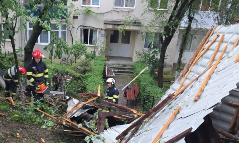 Furtunile au pus la grea încercare salvatorii. Peste 1.950 de solicitări în București-Ilfov, un mort și sute de intervenții în țară