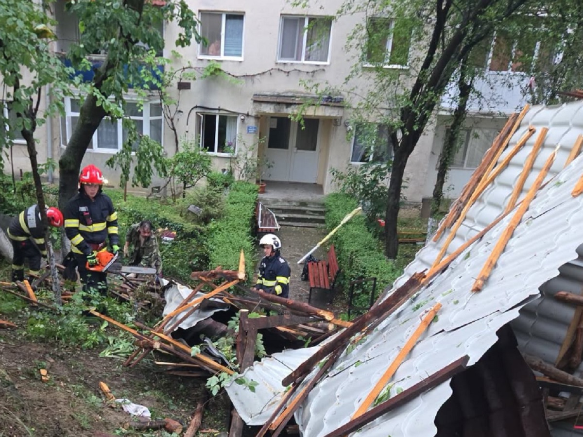 Furtunile au pus la grea încercare salvatorii. Peste 1.950 de solicitări în București-Ilfov, un mort și sute de intervenții în țară